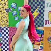 Eden Hunter (Queer, She/Her)