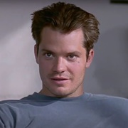 Mickey Altieri (Timothy Olyphant)