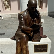 Statua Di Gabriele D&#39;Annunzio