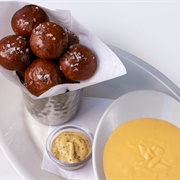 Pretzel Bites With Cheddar Cheese Fondue