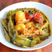 Potatoes With Green Beans and Tomato Sauce