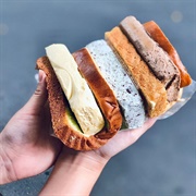 Bánh Mì Kẹp Kem