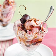 Frozen Yogurt Sundae