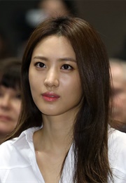 Claudia Kim (Dr. Helen Cho)