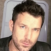 Wil Traval (Bisexual, He/Him)