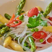 Rice Noodle Salad With Asparagus, Bell Pepper, Peas and Strawberries