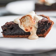 Molten Chocolate Brownie S&#39;mores Pie