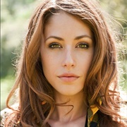 Amanda Crew