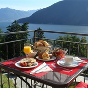 Breakfast by the Lake