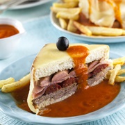 Francesinha De Carne Assad