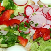 Radish Pepper & Lettuce Salad With Chives