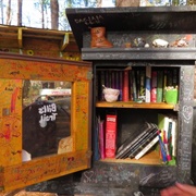 Bill's Trail Little Lending Library (Permanently Closed)
