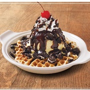 Huddle House Oreo Waffle Sundae