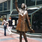 Mary Tyler Moore Statue