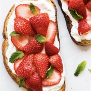 Toast With Yogurt and Strawberries