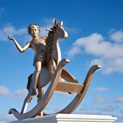 Gyngehest Skulptur, Greve