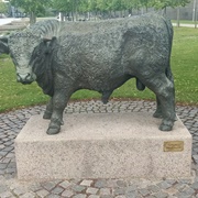 Skulptur "Tyrekalven" Udført Af Gudrun Lauesen, Rødovre