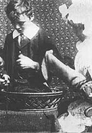 Grandma's Reading Glass (1900)