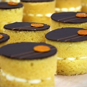 36 Classic Miniature British Cakes