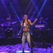 Saturday Night Live: Peter Dinklage/Gwen Stefani 4/2/2016