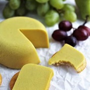 Crackers With Vegan Cheese & Grapes