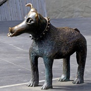 Larry La Trobe Statue