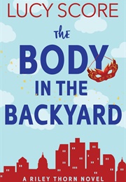 The Body in the Backyard (Lucy Score)