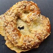 Pumpkin Seed Laugenbrezel Mit Käse