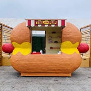 Tail O' the Pup Hot Dog Stand, West Hollywood, California, USA