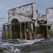 Puerto Venturo Washed-Up Villa, El Salvador