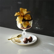 Sundae With Golden Sauce (Sundae With Pot O' Gold Sauce)