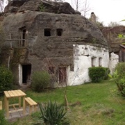 Skalní Obydlí Lhotka (Cliff Dwelling in Lhotka)