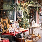 Marché Aux Puces De Paris Saint-Ouen, France