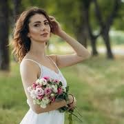 Long Stem Bouquet in Crook of Arm