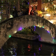 Stand on the Selena Bridge