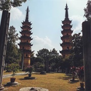 Luohanyuan Shuangta (Twin Pagodas)