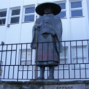 Shinran Statue