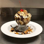 Crushed Butterfinger Cookie Sundae (Butterzinger Bit Cookie Sundae)