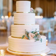 Metallic Line Between Cake Tiers