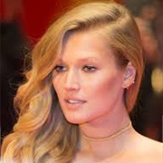 Toni Garrn