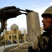 Toppling the Statue of Saddam Hussein (Goran Tomasevic)