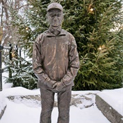Bosse Östlin Heated Statue (Hudiksvall, Sweden)