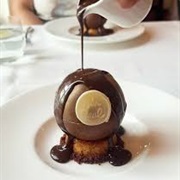 Sphère De Chocolat Au Lait, Glace Au Chocolat, Sauce Tiède Au Chocolat Et Cognac