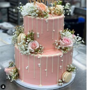 Pearl Drip Decor on Wedding Cake