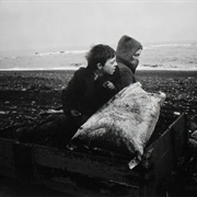 Rocker and Rosie Going Home, Seacoal Beach (Chris Killip)