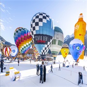 Winterliches Ballonfestival in Château -Œx