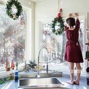 Put Up Christmas House Decorations