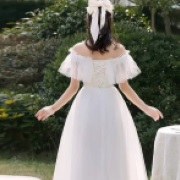 Off-Shoulder Combined With Lacing