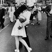 V-J Day in Times Square (Alfred Eisenstaedt)