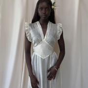 Diamond-Shaped Waistband on Wedding Dress